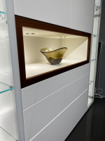Hülsta - Wohnwand Neo Kernnussbaum Und Lack Reinweiss Mit Hinterlackiertem Glas Inklusive Beleuchtung - 11
