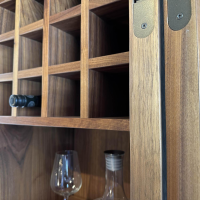 Riva1920 - Schrank Cambusa Wine Nussbaum Massiv Geölt Akzent Eisen Irondust Lackiert Mit LED Beleuchtung - 8