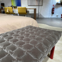 Ligne Roset - Bett Ruché Stoff Harald 3 Chamois 242 Grau Gestell Buche Massiv Rot Ohne Matratze Ohne Lattenrost Inklusive Hocker - 4