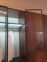 Porro - Schranksystem Storage Iron Front Glas Und Eucalyptus Furnier Korpus Melamin Eucalyptus - 9