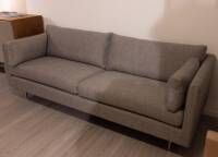 3-sitzer-sofas-wendelbo-sofa-nova-v1-stoff-kat-5-grau-fuesse-edelstahl-mit-2-kissen-293-01-11769-3