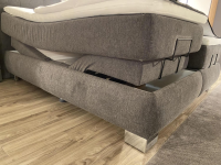 Oschmann - Boxspringbett OC BX21015 Stoff Brego Anthrazit Braun Verstellbarer Unterbaum Inklusive Matratzen Und Topper Mit Nachttisch - 6