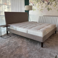 Schramm - Doppelbett Origins Stoff Romo Arlo Flamingo 7929 01 Braun Orange Füße Eiche Wengefarbig Gebeizt Inklusive Matratzen - 3