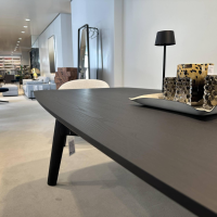 Poliform - Esstisch Curve Holz Ulme Schwarz mit Traverse in Kernleder Oliva - 4