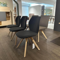 Anrei - Sitzgruppe Stuhl Edition 832 Und 812 Stoff II Q203 Grau Und Q266 Schwarz Gestell Gebürstet Asteiche Weiß Geölt  Und Bank Listo Stoff II Q266 Grau Gestell Holz Soft Weiß Geölt - 3