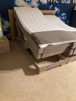 Delux Production OÜ - Boxspringbett Taara Stoff Rebel 12 Taupe mit Verstellfunktionen - 10