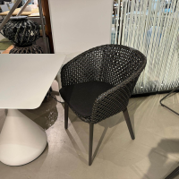 DEDON - Outdoor Tischgruppe Satellite Und Mbrace Platte HPL Gestell Aluminium Lipari Weiß Und Black Pepper Schwarz Mit Sitzkissen - 5