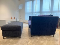 Christine Kröncke - Sofa Hailey Stoff Eloy 052 Navy Blue Gestell Metall 15 Rauchbraun Hocker Stoff Chameleon 086 Grau-Blau mit Hocker - 4