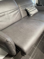 Mondo - Sofa Felini Leder Reno Anthrazit Metallkufe Matt Schwarz Mit Motorischem Vorziehsitz Und einem Kissen - 6