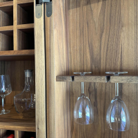 Riva1920 - Schrank Cambusa Wine Nussbaum Massiv Geölt Akzent Eisen Irondust Lackiert Mit LED Beleuchtung - 3