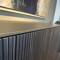Kettnaker - Sideboard Soma Front Relief Maron Braun Korpus Lack Rubinrot Rot Abdeckplatte Fenix Schwarz Gestell Schwarz Chrom - 3