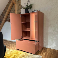 Contur - Highboard Colore Lack Matt Samtbeere 489 Rosa Rot Sockelrahmen Drehfuß Vitrine Klarglas Mit LED Beleuchtung - 8