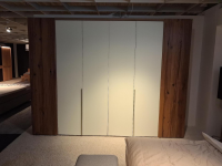 Voglauer - Drehtürenschrank Valpin Eiche Altholz Akzent Colorglas Optiwhite Mit Beleuchtung Und Innenspiegel - 4