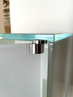 Dreieck - Vitrine Solus Türen Optiwhiteglas Partiell Mit Colorlack Weiß Korpus Metallteile Edelstahl Mit LED Beleuchtung - 3