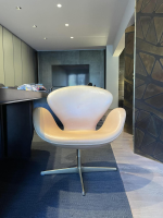 Fritz Hansen - 2er Set Stuhl Swan Chair Pure Leather Leder Natur Beige Gestell Vergoldet Drehbar - 7