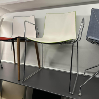 Arper - Armlehnstuhl Catifa 46 Schale Kunststoff Innen Weiß Außen Grün Gestell Metall Verchromt - 4