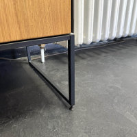 Team 7 - Anrichte Cubus Pure Eiche Naturöl Farbglas Dunkelbraun Metallgestell Schwarz Mit Beleuchtung - 10