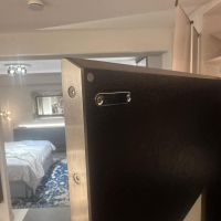Scholtissek - Schrank Varus Korpus Knorrige Eiche Wengefarben Dunkelbraun Front Glas Optiwhite Weiß Matt - 4