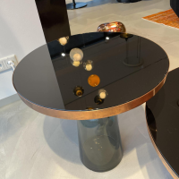 beistelltische-classicon-beistelltisch-bell-side-table-kristallglas-schwarz-lackiert-metallaufsatz