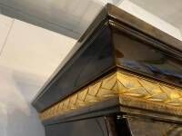vitrinen-highboards-turri-schrank-trionfo-t110-hochglanz-mit-marmorierung-und-blattgold-konturen-220-4