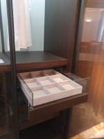 Porro - Schranksystem Storage Iron Front Glas Und Eucalyptus Furnier Korpus Melamin Eucalyptus - 5