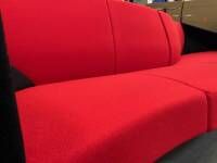 3-sitzer-sofas-fritz-hansen-sofa-decision-stoff-rot-schwarz-gestell-verchromt-267-01-36992-2