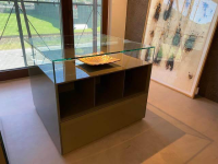 Rimadesio - Vitrine Dolmen Lack Verde Olivia Grau Grün Glas Transparent Innenausstattung Melamin Cuoio Braun - 6