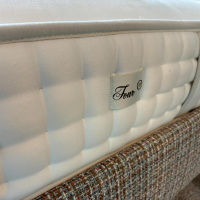 Schramm - Doppelbett Origins Stoff Romo Arlo Flamingo 7929 01 Braun Orange Füße Eiche Wengefarbig Gebeizt Inklusive Matratzen - 7